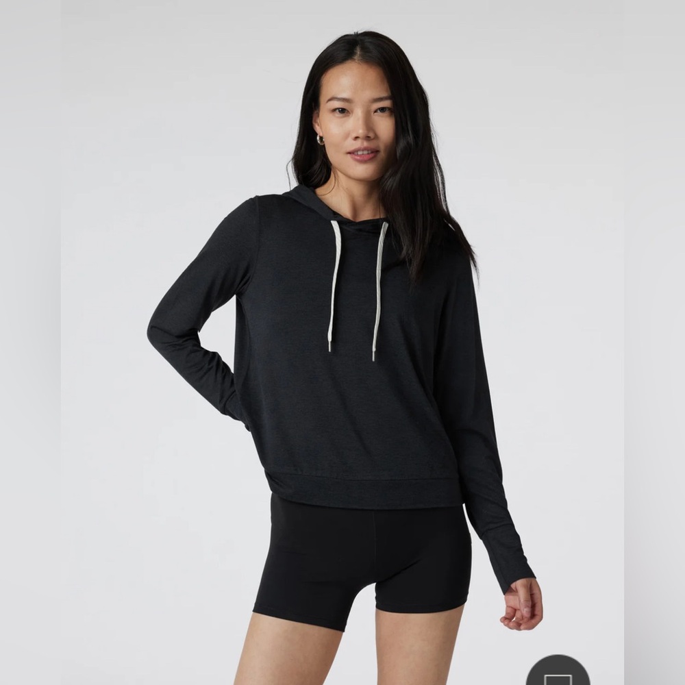 Vuori Halo Essential Hoodie in Black Heather. Size Medium.